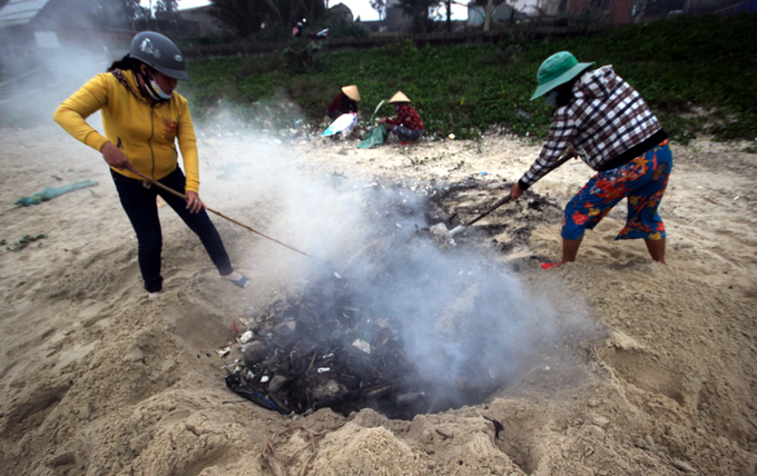 Bờ biển Quảng Nam rác tấp dày đặc, kéo dài 8km
