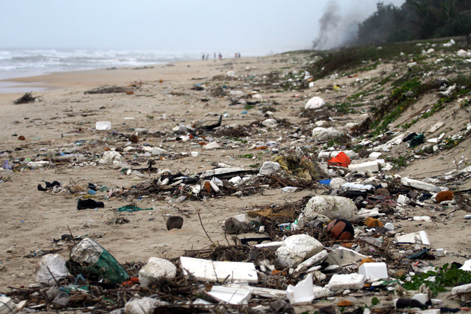 Bờ biển Quảng Nam rác tấp dày đặc, kéo dài 8km
