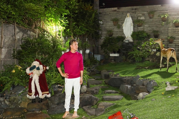 Đàm Vĩnh Hưng trang hoàng biệt thự đón Giáng sinh