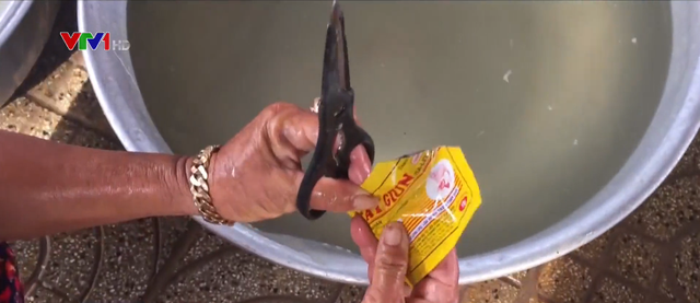 Cận cảnh quy trình ngâm cá bằng... thuốc tẩy giun động vật