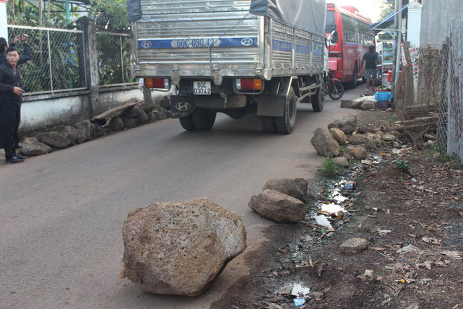 Xe né trạm BOT Biên Hòa, kẹt xe kinh khủng trong đường làng