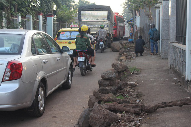 Xe né trạm BOT Biên Hòa, kẹt xe kinh khủng trong đường làng