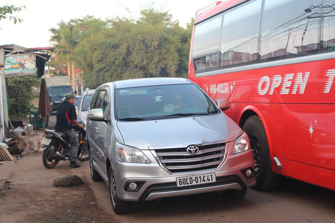 Xe né trạm BOT Biên Hòa, kẹt xe kinh khủng trong đường làng