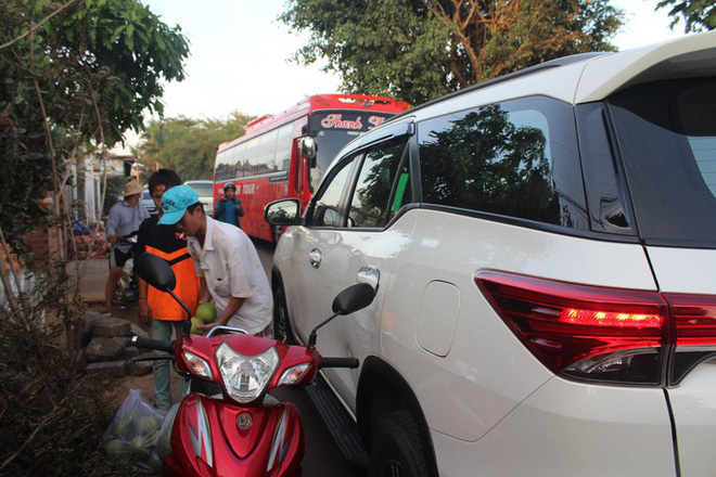 Xe né trạm BOT Biên Hòa, kẹt xe kinh khủng trong đường làng