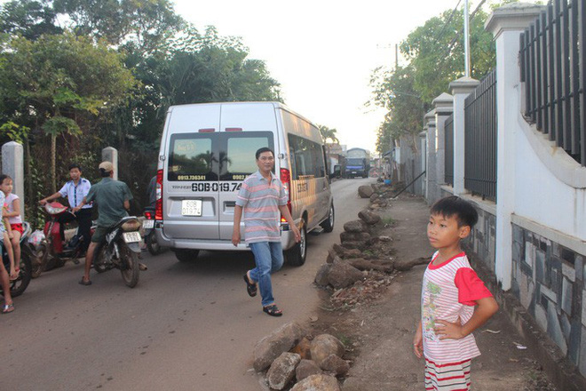 Xe né trạm BOT Biên Hòa, kẹt xe kinh khủng trong đường làng