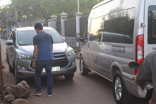 Xe né trạm BOT Biên Hòa, kẹt xe kinh khủng trong đường làng