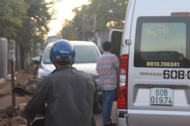 Xe né trạm BOT Biên Hòa, kẹt xe kinh khủng trong đường làng