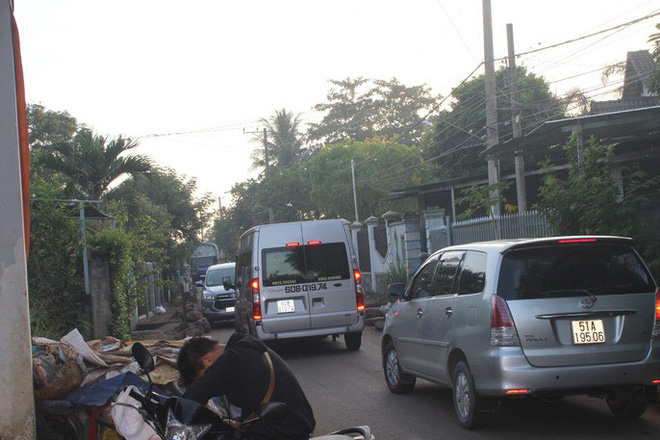 Xe né trạm BOT Biên Hòa, kẹt xe kinh khủng trong đường làng
