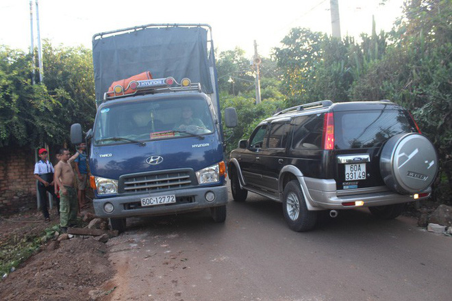 Xe né trạm BOT Biên Hòa, kẹt xe kinh khủng trong đường làng