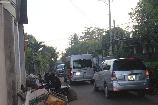 Xe né trạm BOT Biên Hòa, kẹt xe kinh khủng trong đường làng