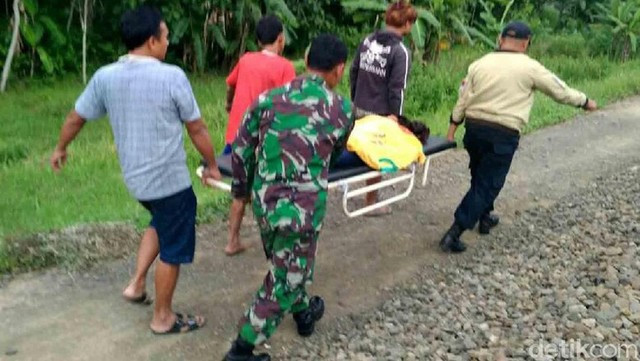 Cô gái bị tàu hỏa kéo lê khi selfie cùng bạn bên đường ray