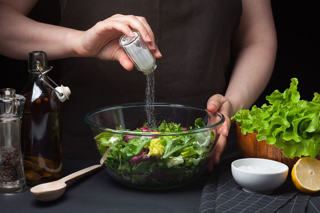 Ăn mặn dẫn tới sỏi thận, cao huyết áp, đột quỵ: Những dấu hiệu cảnh báo bạn nên ăn ít muối Ăn mặn dẫn tới sỏi thận, cao huyết áp, đột quỵ: Những dấu hiệu cảnh báo bạn nên ăn ít muối