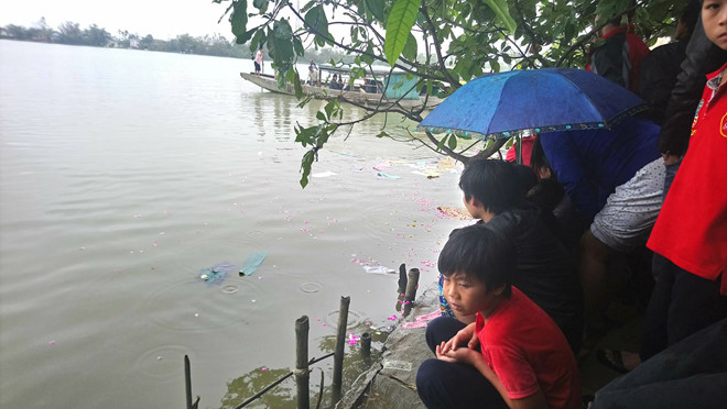 Hàng chục người lùng sục bờ sông tìm bé gái 4 tuổi nghi bị đuối nước