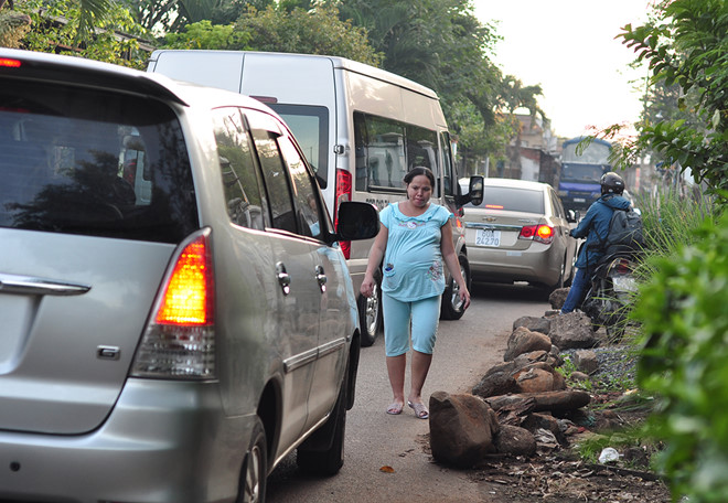 Căng thẳng giữa người dân và tài xế lái xe né BOT Biên Hoà