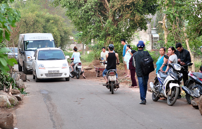 Căng thẳng giữa người dân và tài xế lái xe né BOT Biên Hoà