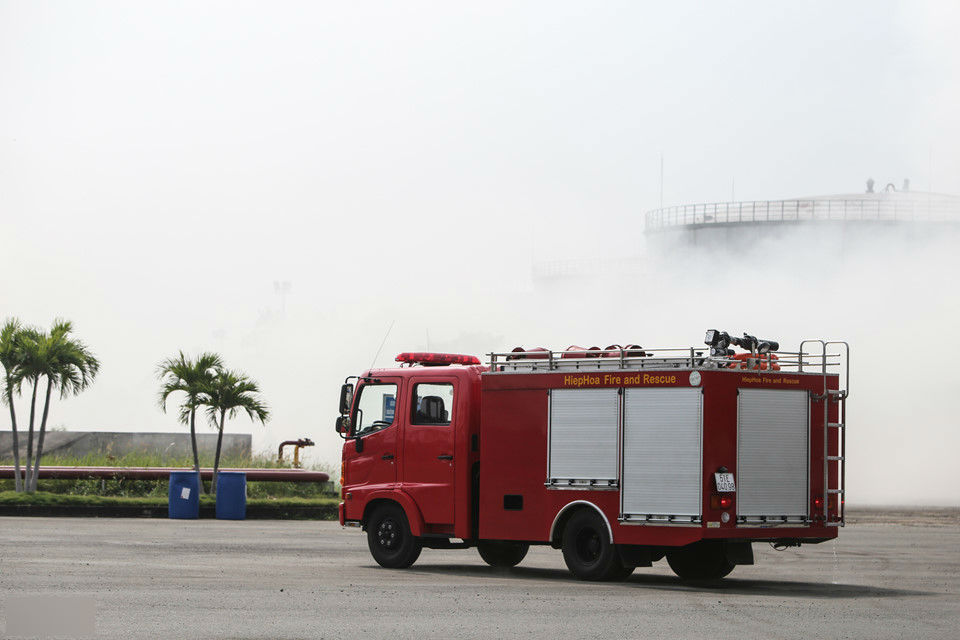 900 người diễn tập chữa cháy tổng kho xăng dầu lớn nhất Sài Gòn