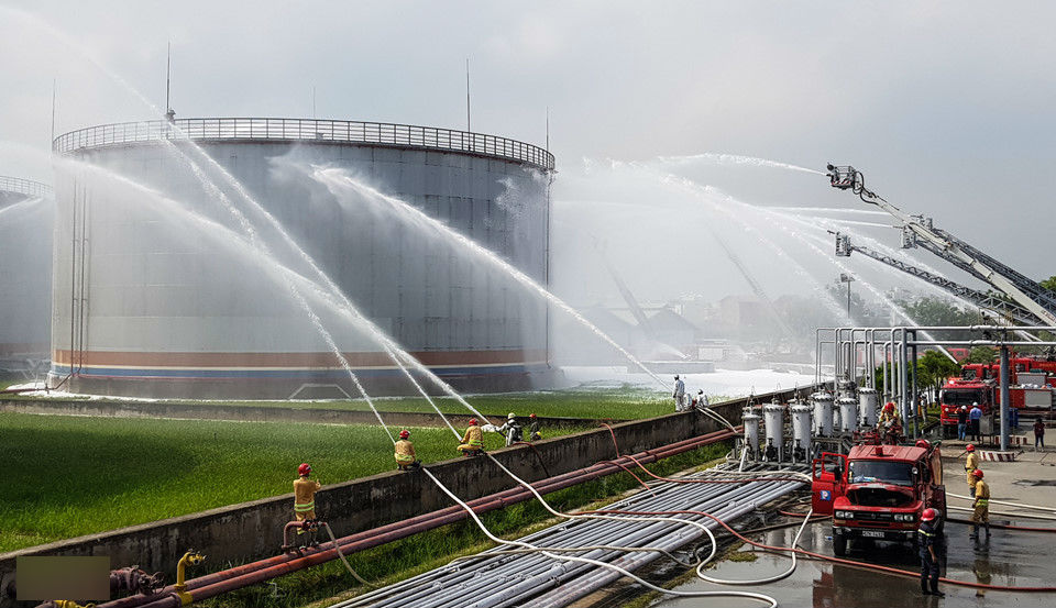 900 người diễn tập chữa cháy tổng kho xăng dầu lớn nhất Sài Gòn