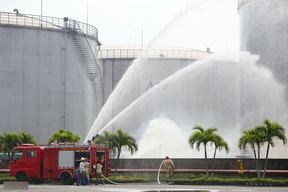900 người diễn tập chữa cháy tổng kho xăng dầu lớn nhất Sài Gòn