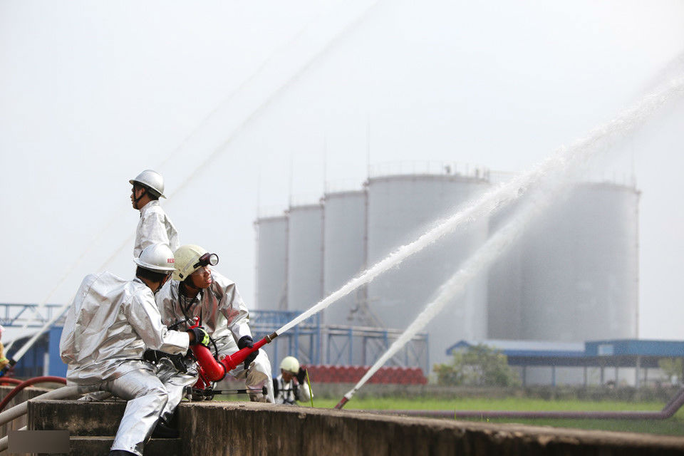 900 người diễn tập chữa cháy tổng kho xăng dầu lớn nhất Sài Gòn