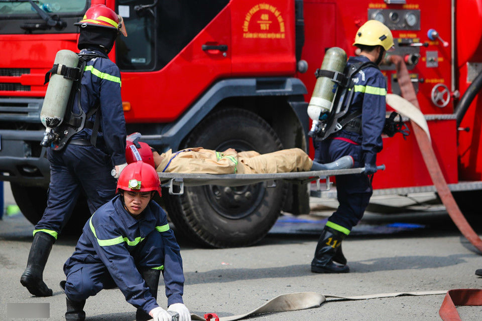 900 người diễn tập chữa cháy tổng kho xăng dầu lớn nhất Sài Gòn