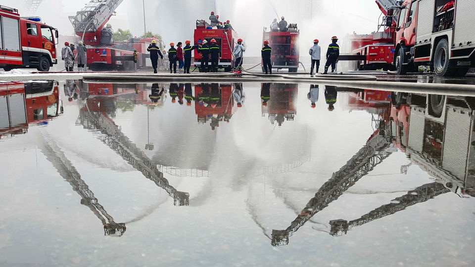 900 người diễn tập chữa cháy tổng kho xăng dầu lớn nhất Sài Gòn
