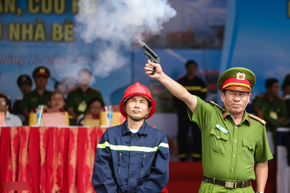 900 người diễn tập chữa cháy tổng kho xăng dầu lớn nhất Sài Gòn