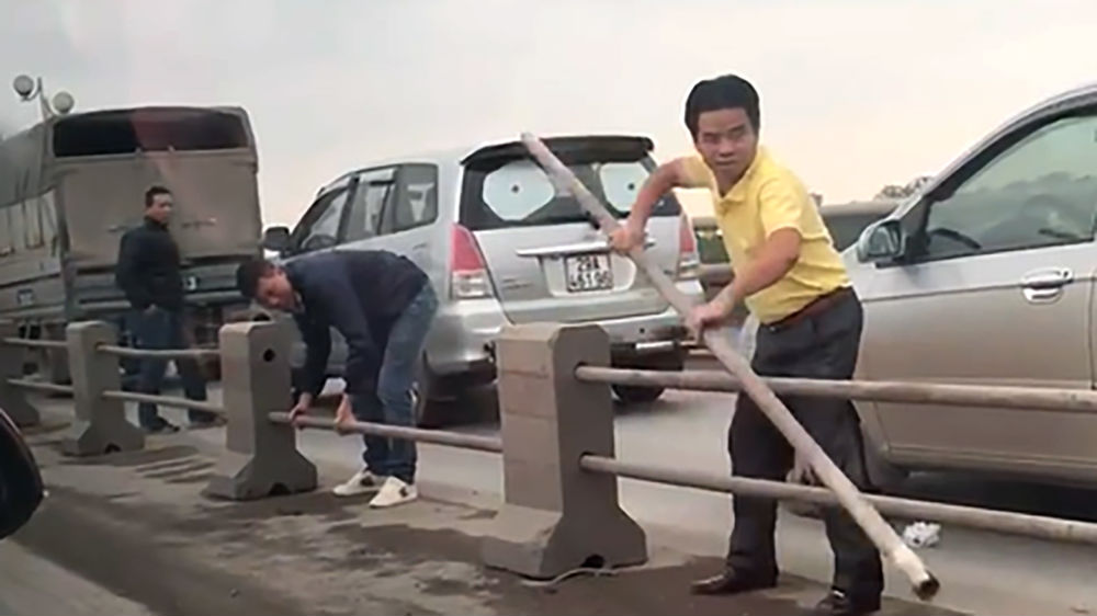 Triệu tập tài xế tháo dải phân cách cầu Thanh Trì