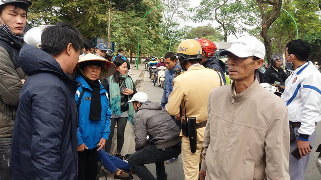 Hà Nội: Vừa ngã xuống đường, người phụ nữ tiếp tục bị xe máy tông trúng, kéo lê đi vài mét Hà Nội: Vừa ngã xuống đường, người phụ nữ tiếp tục bị xe máy tông trúng, kéo lê đi vài mét