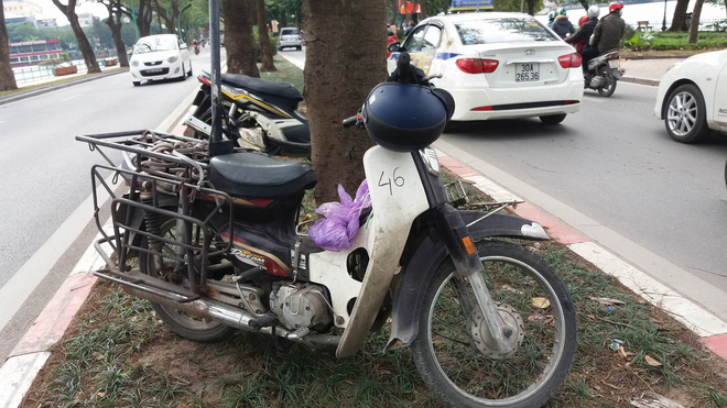 Hà Nội: Vừa ngã xuống đường, người phụ nữ tiếp tục bị xe máy tông trúng, kéo lê đi vài mét