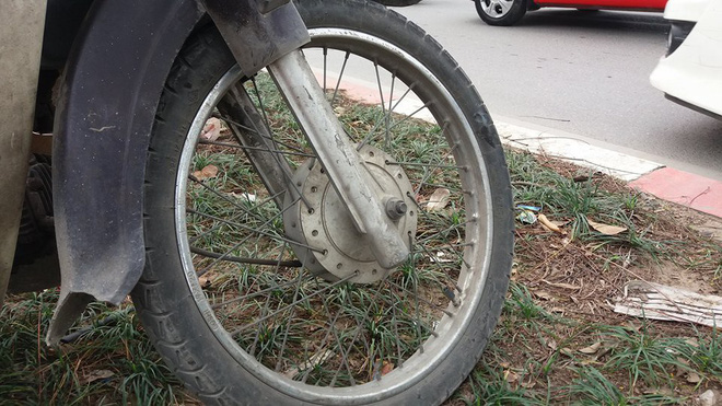 Hà Nội: Vừa ngã xuống đường, người phụ nữ tiếp tục bị xe máy tông trúng, kéo lê đi vài mét