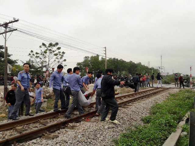 Băng qua đường ngang dân sinh, 2 người bị tàu tông tử vong