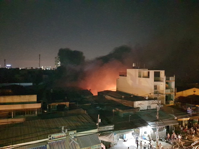 Cháy lớn tại xưởng mút giữa khu dân cư ở TP.HCM