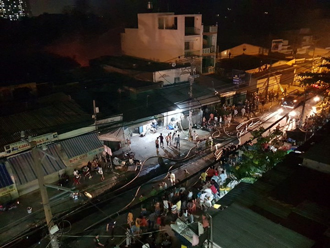 Cháy lớn tại xưởng mút giữa khu dân cư ở TP.HCM Cháy lớn tại xưởng mút giữa khu dân cư ở TP.HCM