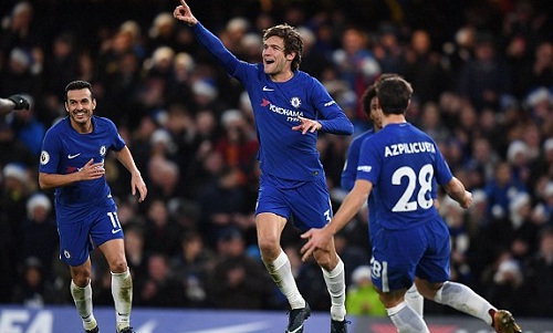 Chelsea giành ba điểm nhờ bàn đá phạt của Marcos Alonso
