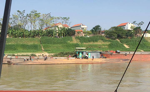 Chủ tàu chở cát trên sông Hồng mất tích sau va chạm