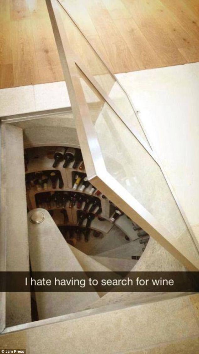 Hội con nhà giàu lấy tiền làm giấy vệ sinh gây sốc