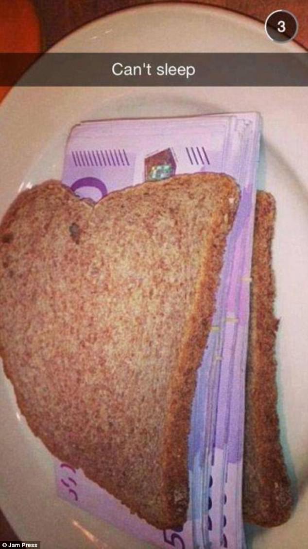 Hội con nhà giàu lấy tiền làm giấy vệ sinh gây sốc