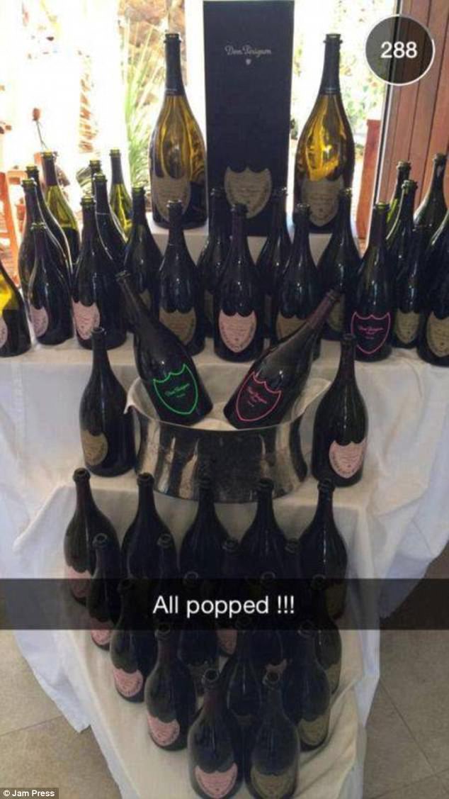 Hội con nhà giàu lấy tiền làm giấy vệ sinh gây sốc