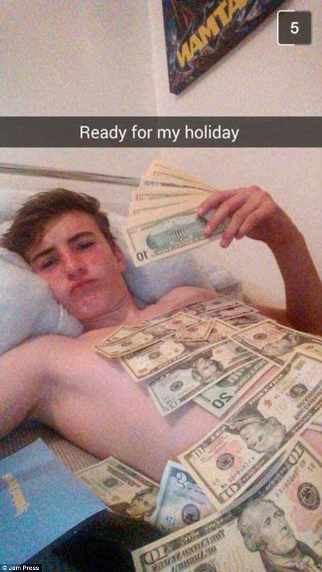 Hội con nhà giàu lấy tiền làm giấy vệ sinh gây sốc