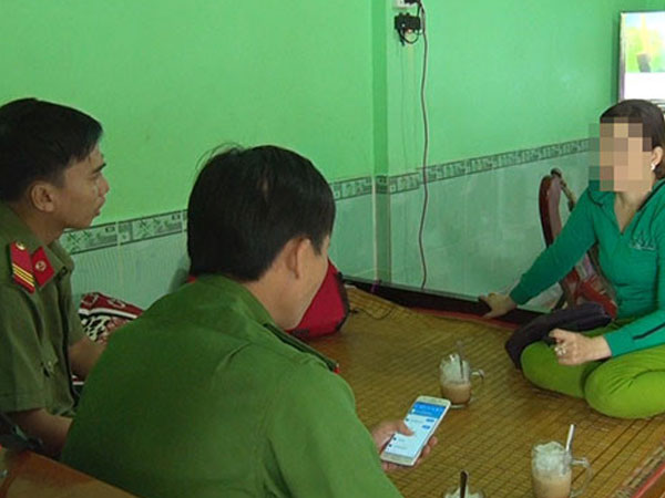 Mất gần tỷ vì tự nhiên nhận được gói quà tại sân bay