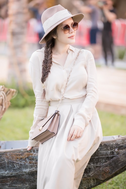 Chẳng cần đồ màu nổi, Lý Nhã Kỳ chỉ diện đơn sắc cũng đủ hút ‘triệu ánh nhìn’