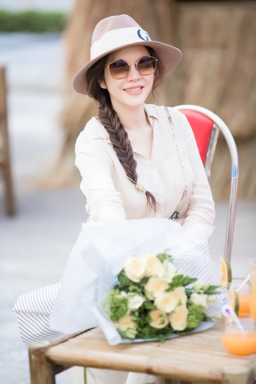 Chẳng cần đồ màu nổi, Lý Nhã Kỳ chỉ diện đơn sắc cũng đủ hút ‘triệu ánh nhìn’