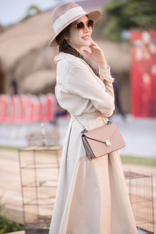 Chẳng cần đồ màu nổi, Lý Nhã Kỳ chỉ diện đơn sắc cũng đủ hút ‘triệu ánh nhìn’