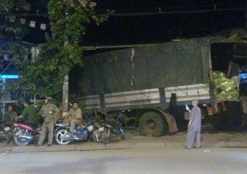 Ôtô tải tông sập tường ngôi chùa ở TP HCM