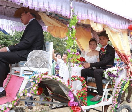 Đón dâu bằng máy xúc và những màn rước nàng về dinh độc đáo