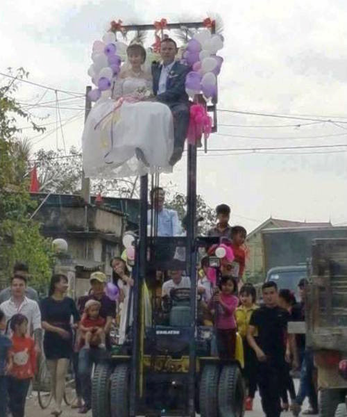 Đón dâu bằng máy xúc và những màn rước nàng về dinh độc đáo