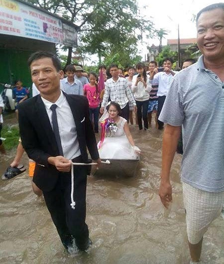 Đón dâu bằng máy xúc và những màn rước nàng về dinh độc đáo