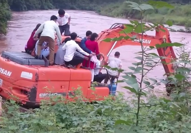 Đón dâu bằng máy xúc và những màn rước nàng về dinh độc đáo