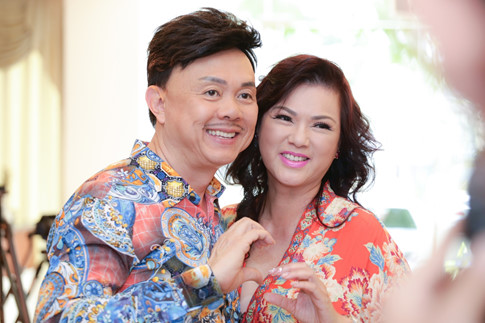 Vợ Chí Tài về nước mừng sinh nhật thứ 48 của Hoài Linh