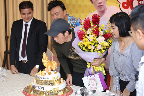 Vợ Chí Tài về nước mừng sinh nhật thứ 48 của Hoài Linh